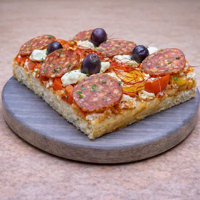 Piccante, Peperoni, Salamino, Stracchino e Olive